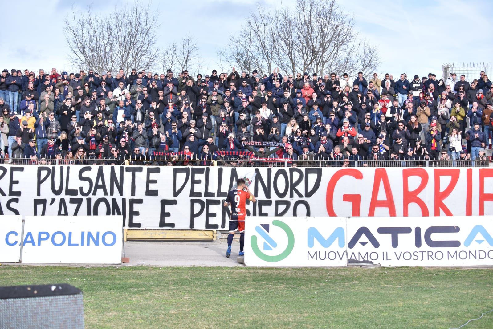 Luigi Scotto depone un mazzo di fiori sotto la Curva Nord in ricordo di Gabiele Tola (Credits: Torres)