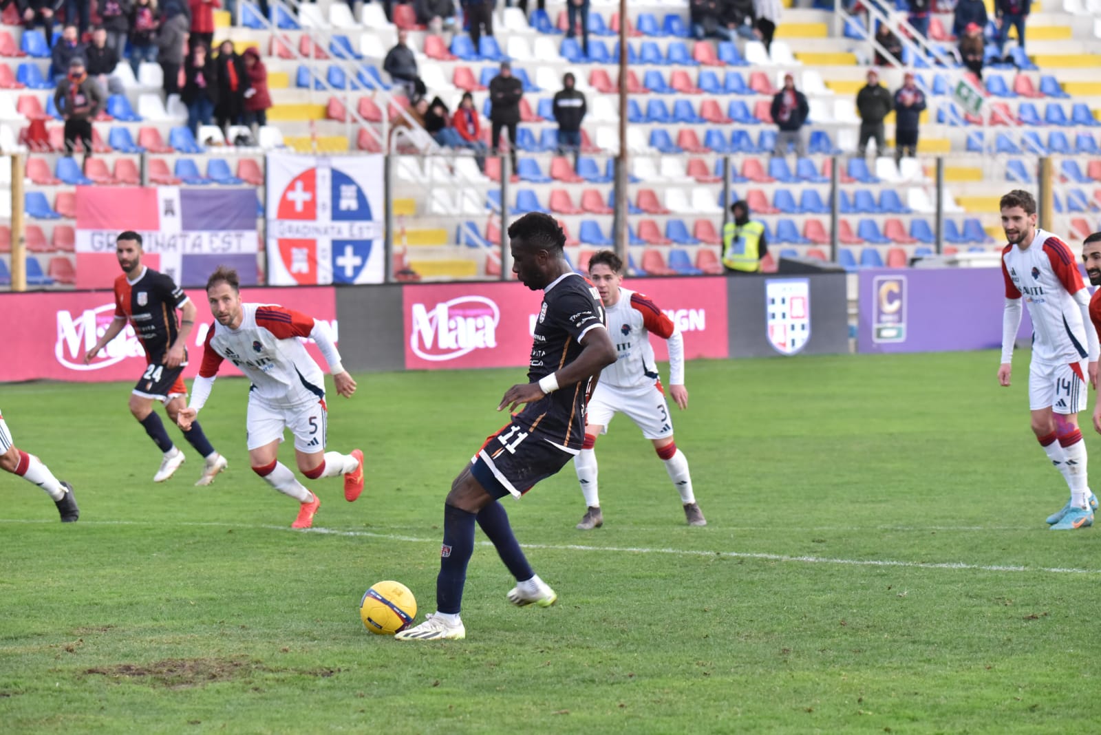 Adama Diakite mentre batte il rigore contro il Sestri Levante nella scorsa stagione