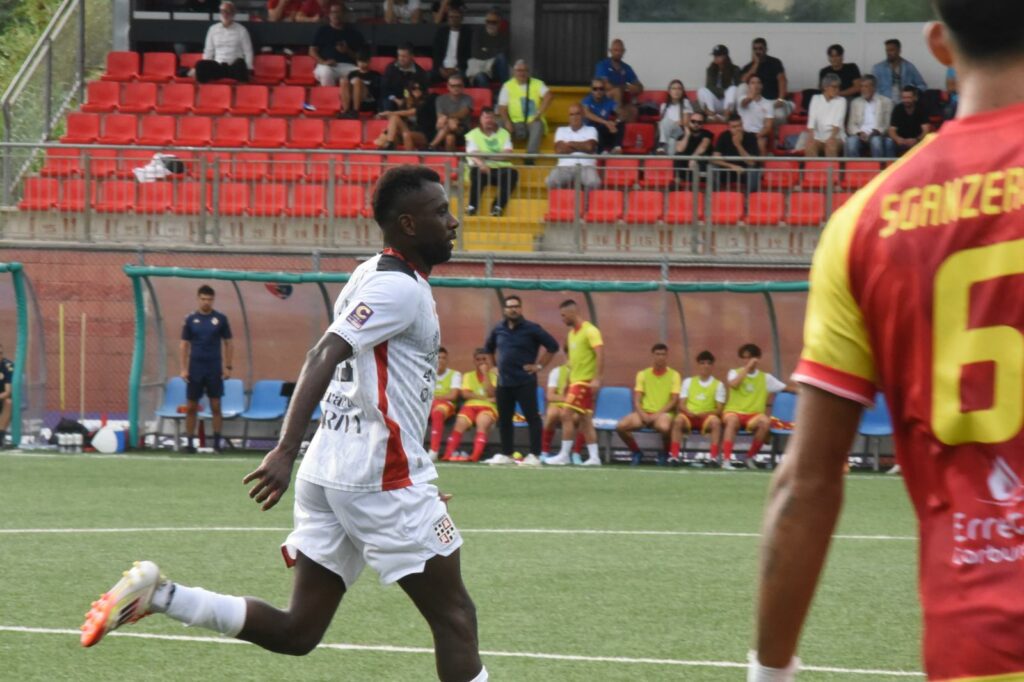 Adama Diakite esulta dopo la rete in casa del Bra (Credits: Ufficio Stampa AC Bra)