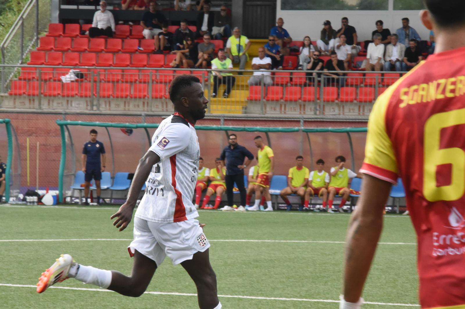 Adama Diakite esulta dopo la rete in casa del Bra (Credits: Ufficio Stampa AC Bra)
