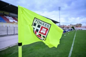 Il logo della Torres su una bandierina del Vanni Sanna