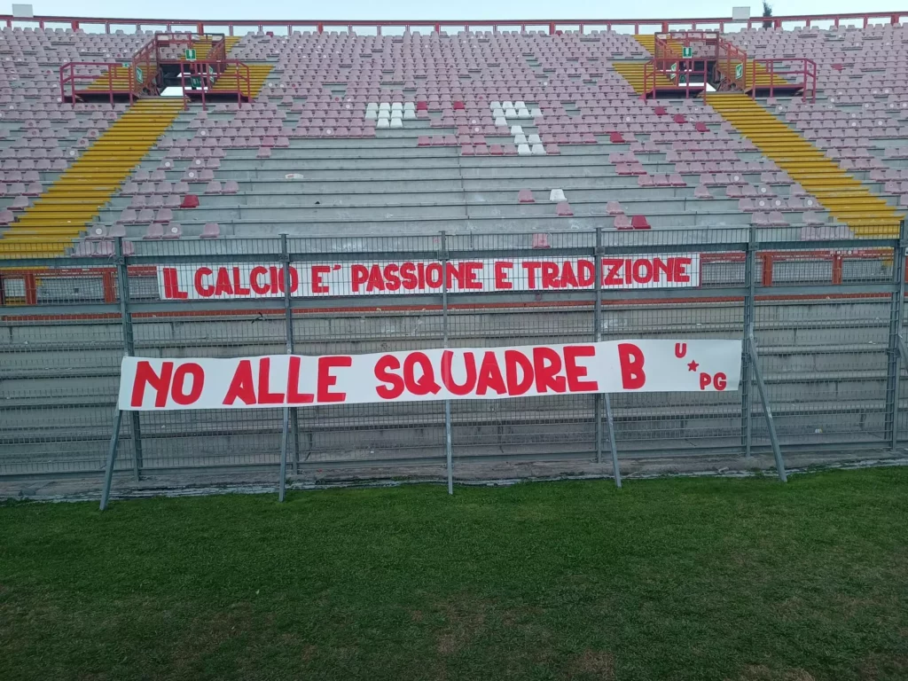 Lo striscione appeso allo stadio Renato Curi (Foto Ingrifati Perugia)