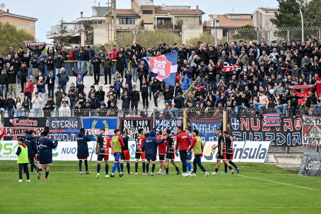 Uno scatto dei tifosi rossoblù dopo Torres-Rimini della scorsa stagione