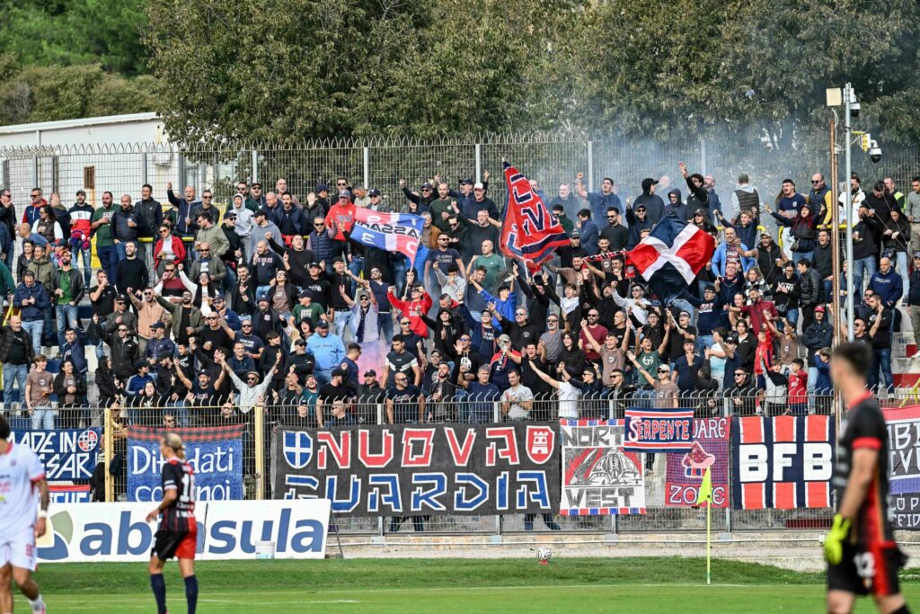 La Curva Nord del "Vanni Sanna" durante la sfida contro il Carpi