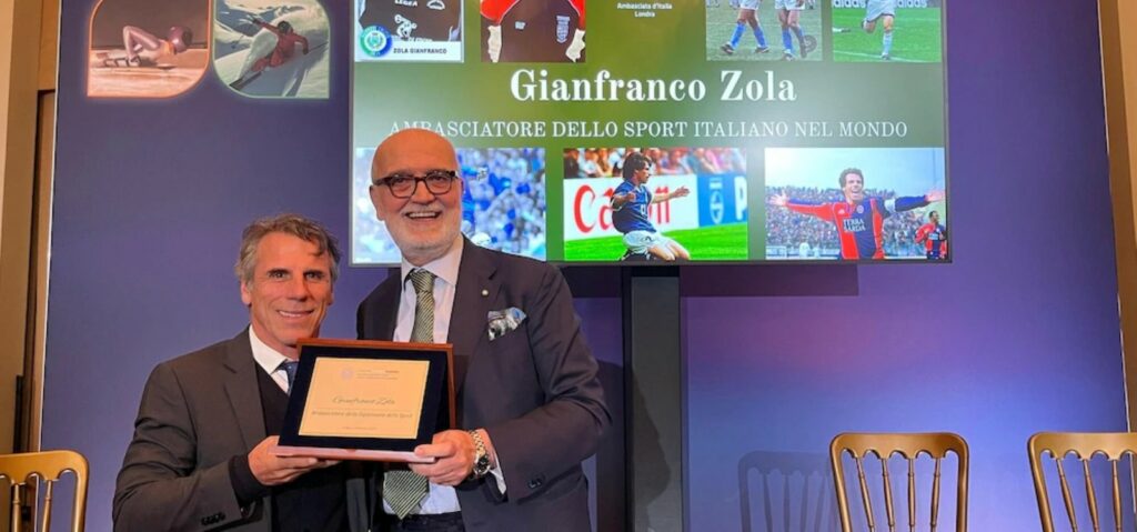 La consegna della targa a Zola (Foto: Ansa - lega-pro.com)