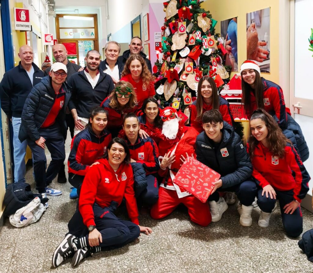 I rappresentanti della Women Torres in visita ai bambini del reparto (Crediti Ufficio Stampa Women Torres)