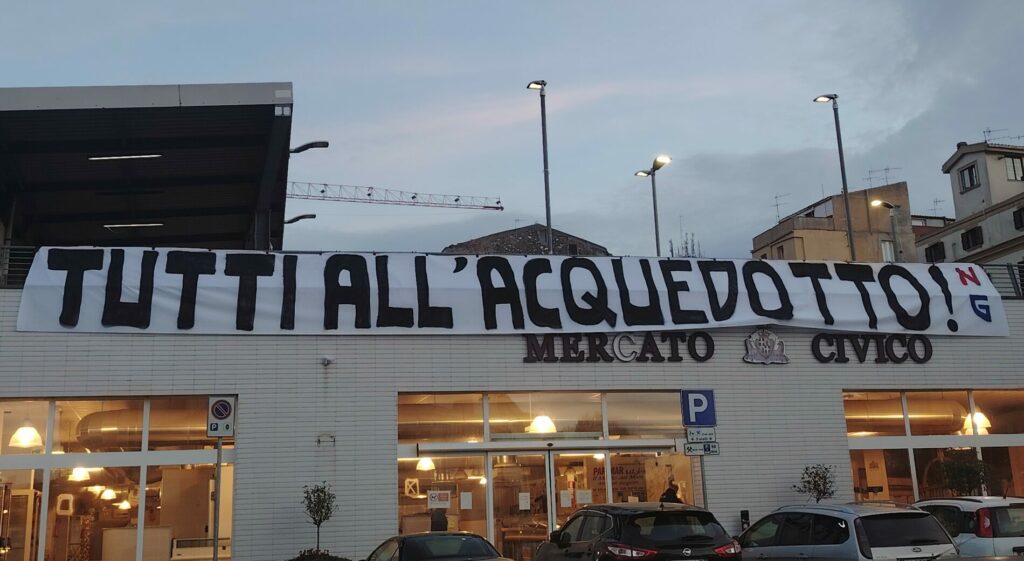 Lo striscione comparso sulla facciata del Mercato Civico