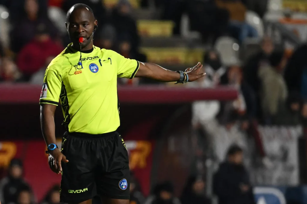 Il direttore di gara Jules Roland Andeng Tona Mbei