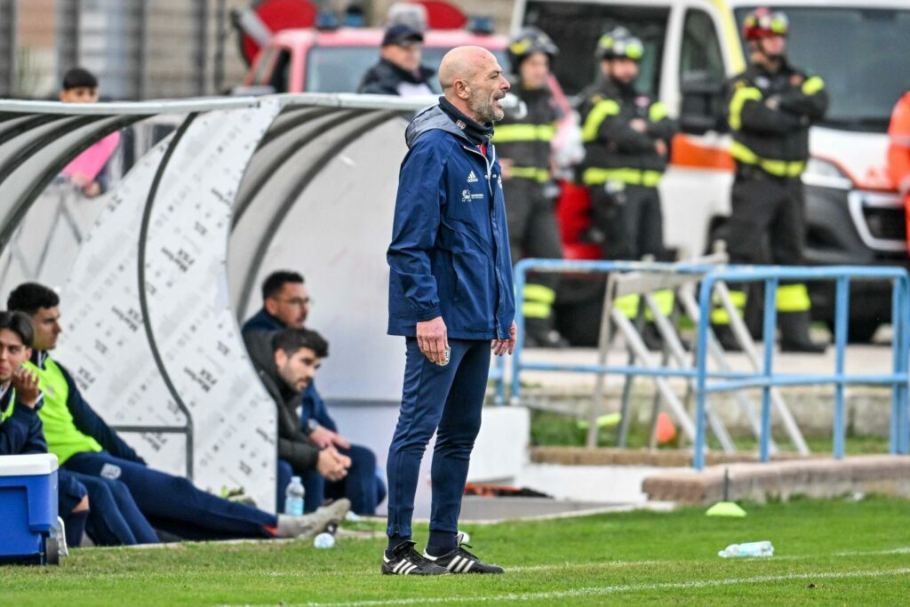 Il mister della Torres, Alfonso Greco, durante l'ultima partita del 2025 contro l'Arezzo