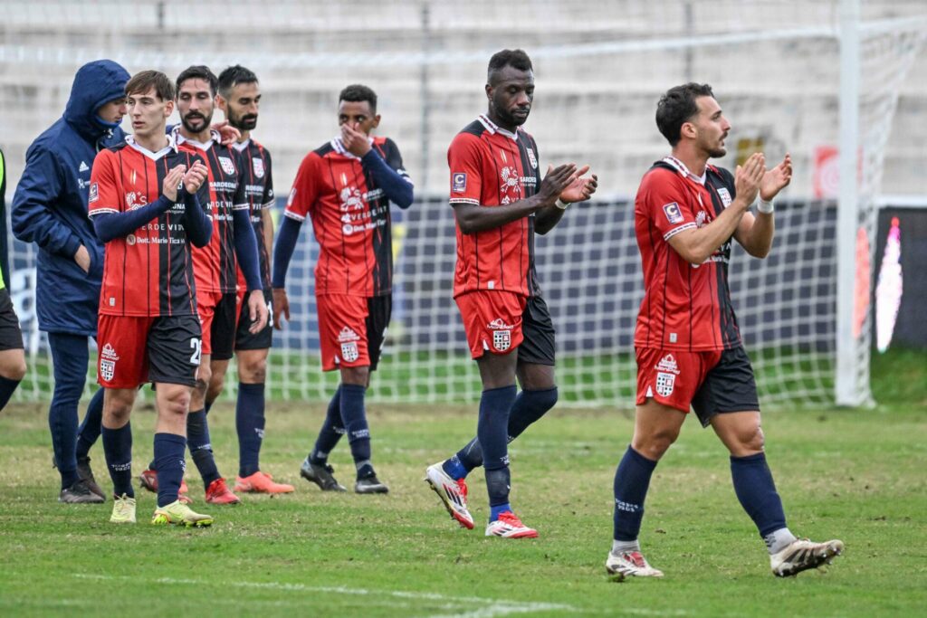 I giocatori rossoblù salutano la curva dopo il match contro l'Arezzo