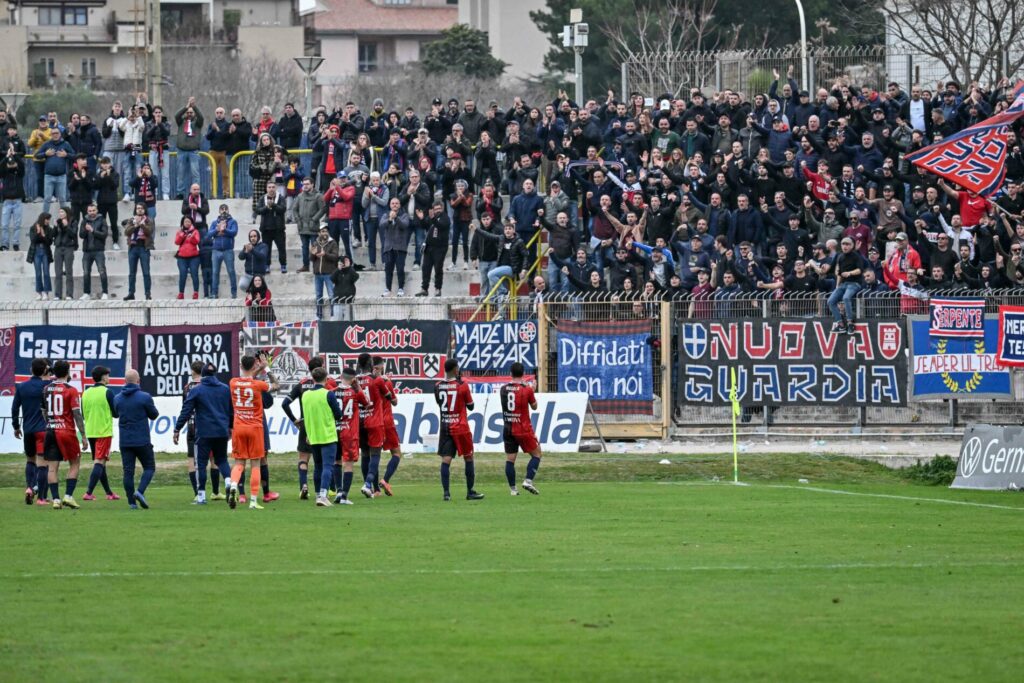 La Curva rossoblù dopo la partita contro l'Arezzo