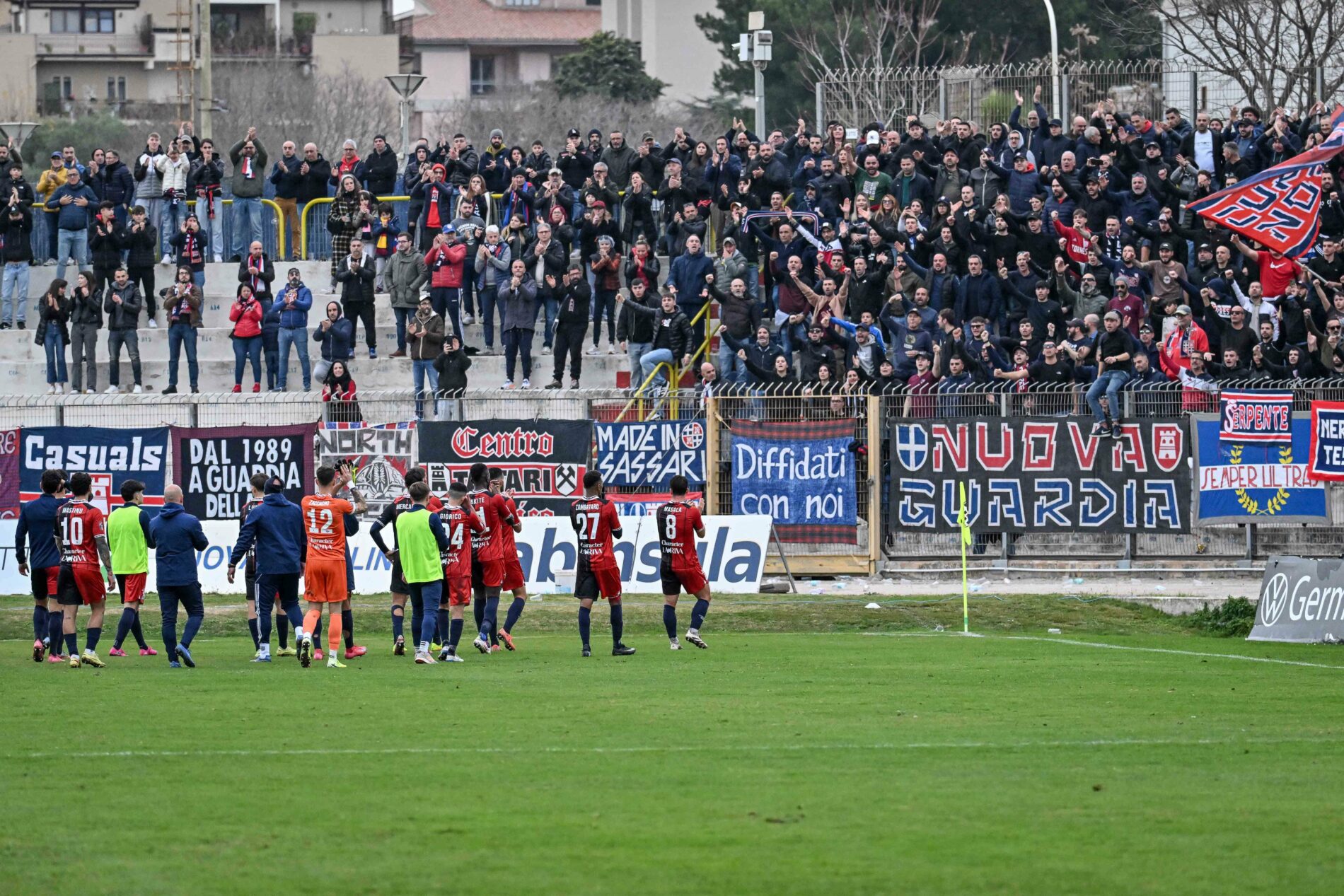 La Curva rossoblù dopo la partita d'andata contro l'Arezzo