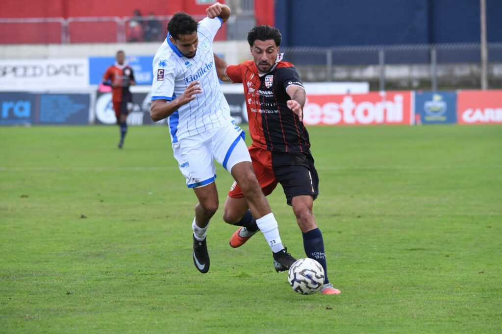 L'attaccante rossoblù Antonino Musso in un'azione del match (Credits: Torres)