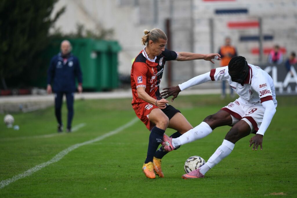 Mattia Sala in un'azione della partita contro l'Arezzo (Credits: Alessandro Sanna)