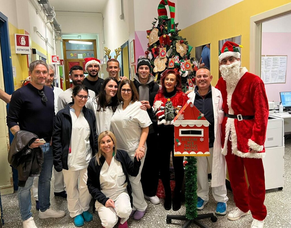 I rossoblù in visita al reparto pediatrico (Credits: Ufficio Stampa Torres)