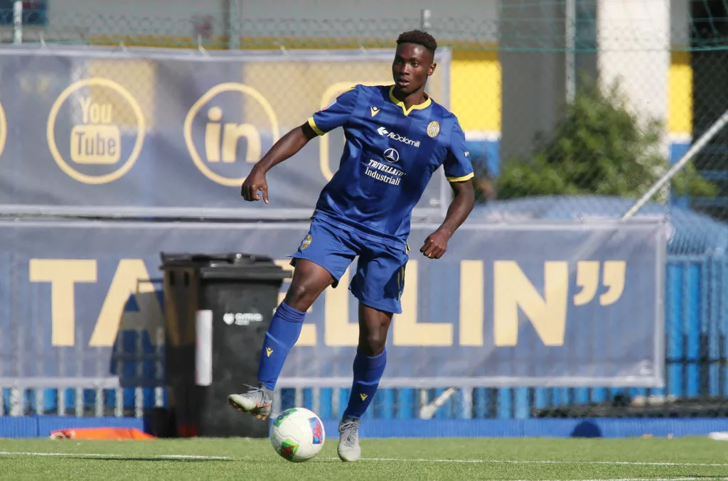 Philip Yeboah con la maglia del Verona