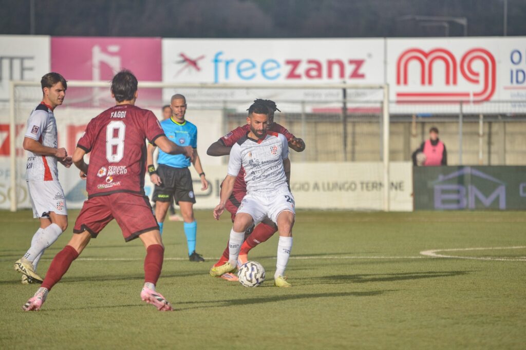 Daniele Giorico in un'azione della partita contro il Pontedera (Credits: US Città di Pontedera/Gianni Mattonai)