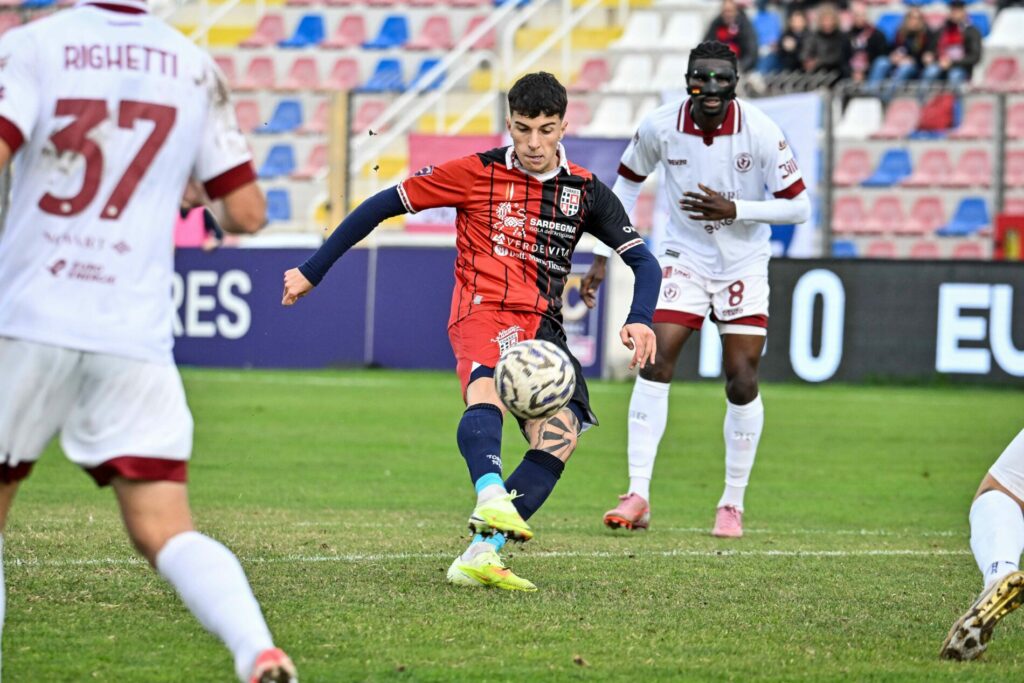 Lorenzo Di Stefano in un'azione della partita contro l'Arezzo