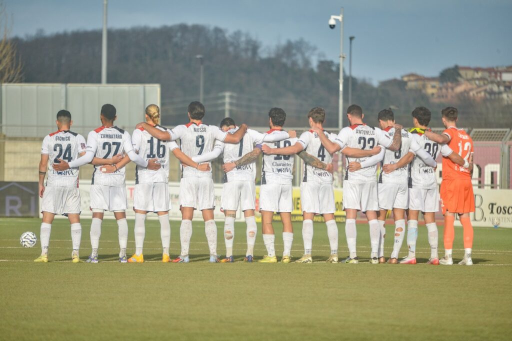 La squadra della Torres prima del match contro il Pontedera (Credits: US Città di Pontedera/Gianni Mattonai)