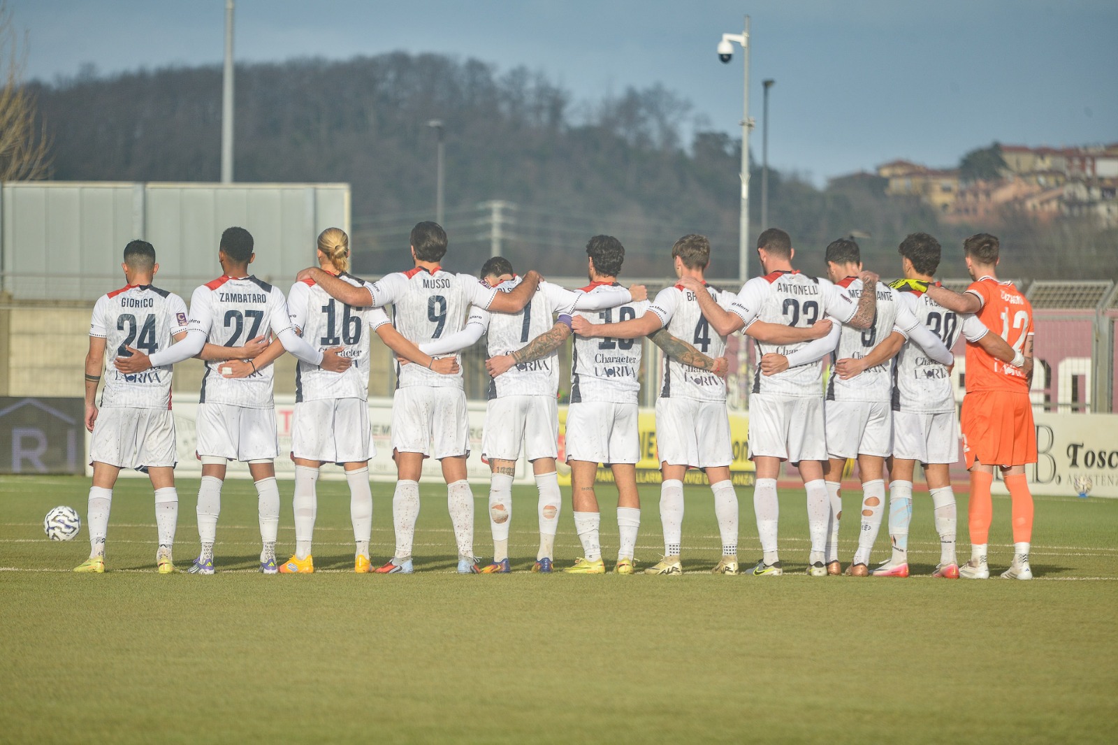 La squadra della Torres prima del match contro il Pontedera (Credits: US Città di Pontedera/Gianni Mattonai)