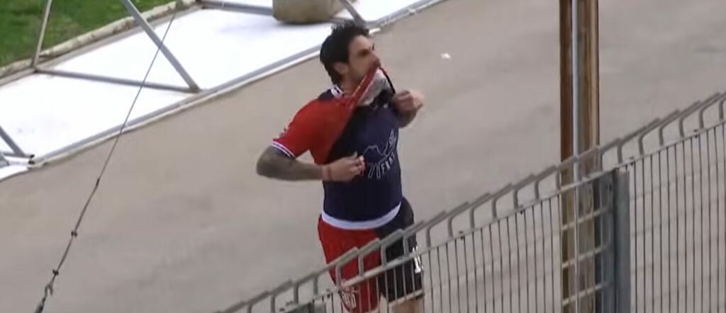 Mastinu esulta mostrando il logo "Fraz" (Immagine dal canale YouTube della Serie C)