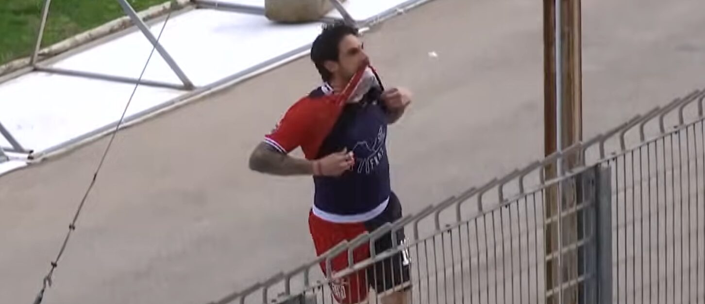 Mastinu esulta mostrando il logo "Fraz" (Immagine dal canale YouTube della Serie C)