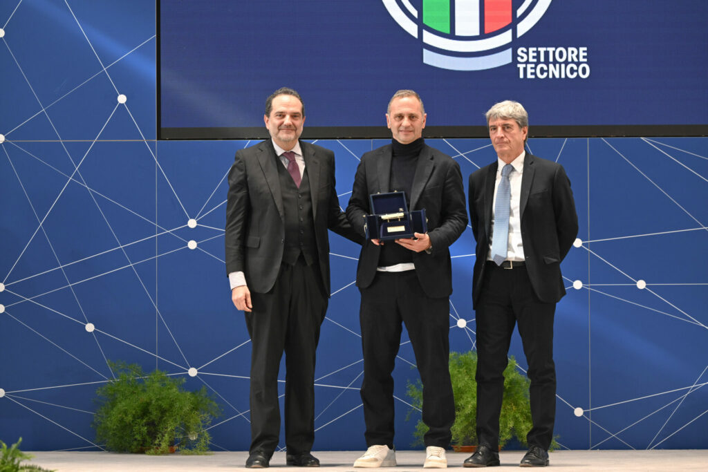 Fabio Gallo alla consegna del premio (Credits: Settore Tecnico FIGC)