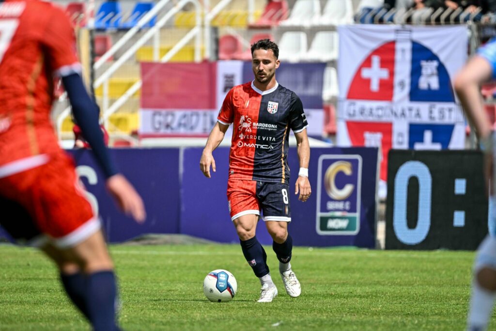 Alessandro Masala con la maglia rossoblù