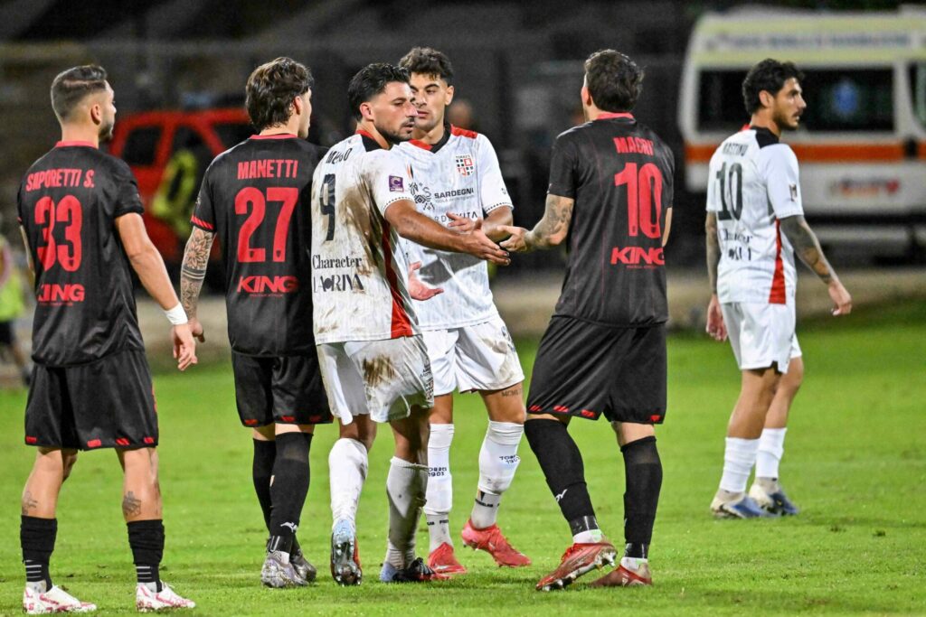 Davide Macrì nella sfida d'andata contro la Torres