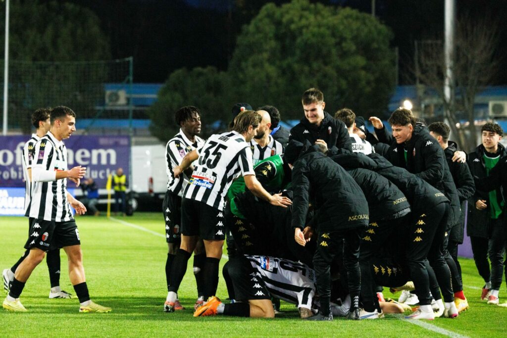 L'esultanza dopo un gol di Corradini contro il Pineto