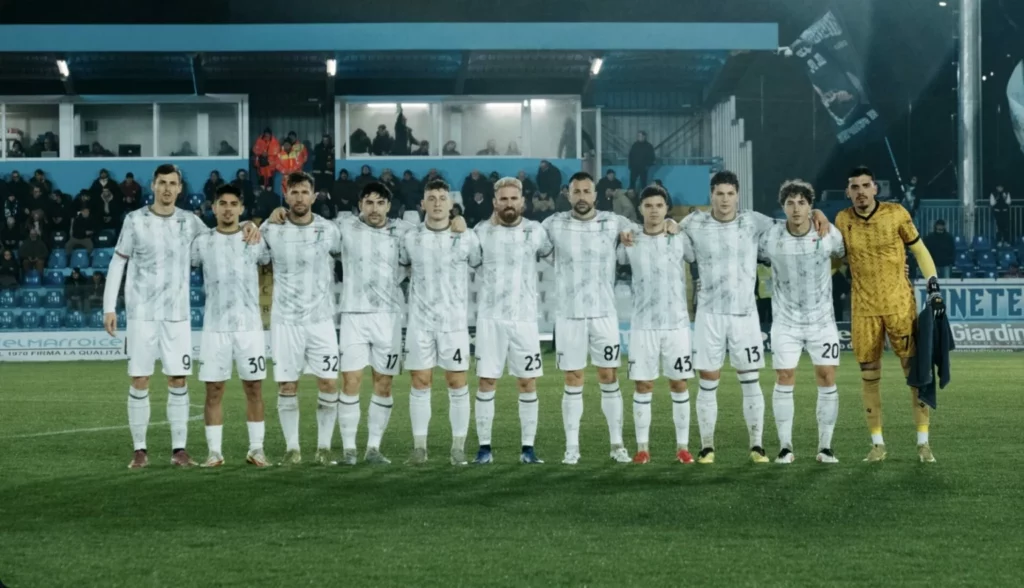 La formazione della Ternana prima della gara contro il Pineto (Credits: calciofere.it)