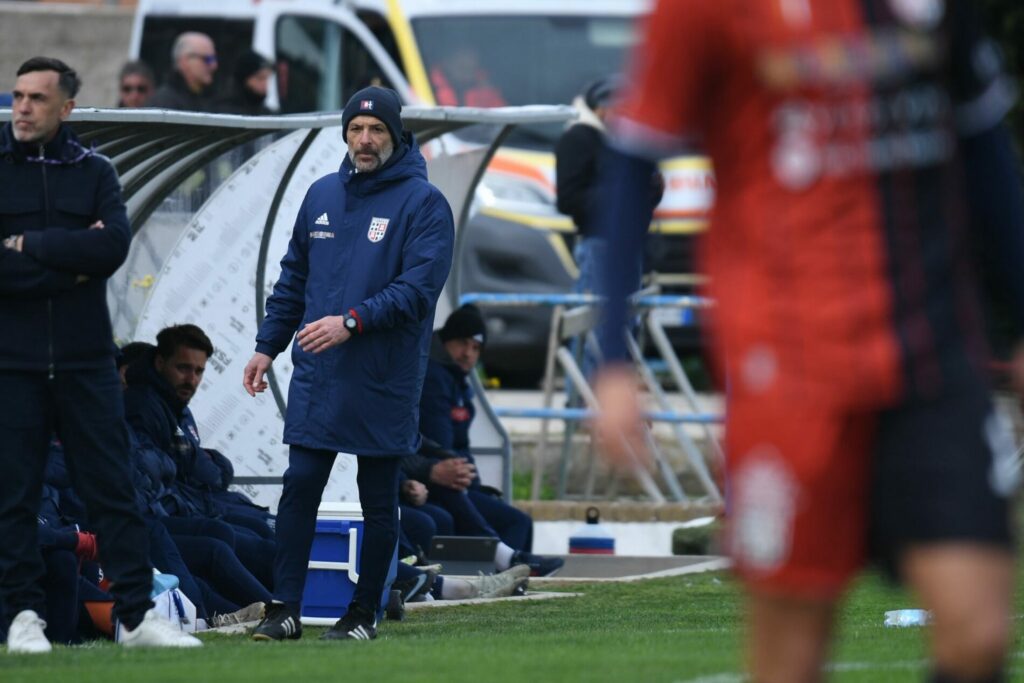 Il mister della Torres, Alfonso Greco (Foto credits: Torres / Alessandro Sanna)