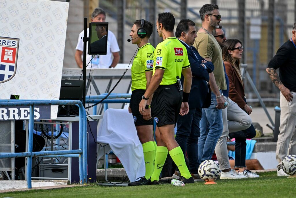 L'arbitro Riccardo Tropiano durante Torres-Sambenedettese della scorsa stagione