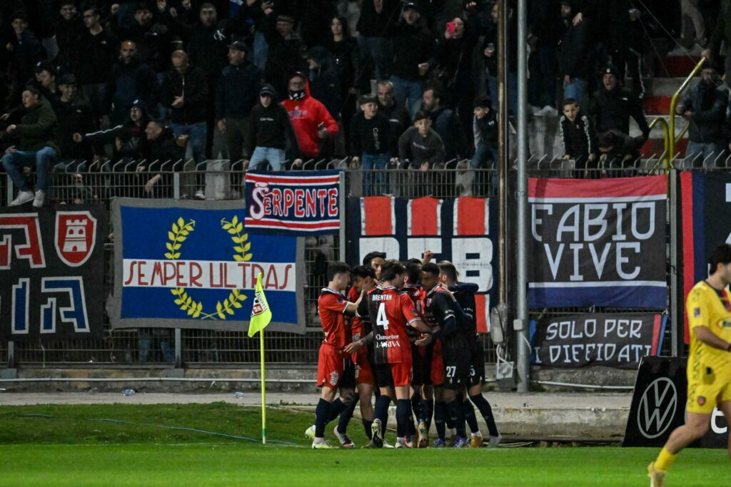 L'esultanza dei rossoblù dopo il gol di Giuseppe Mastinu contro il Guidonia Montecelio