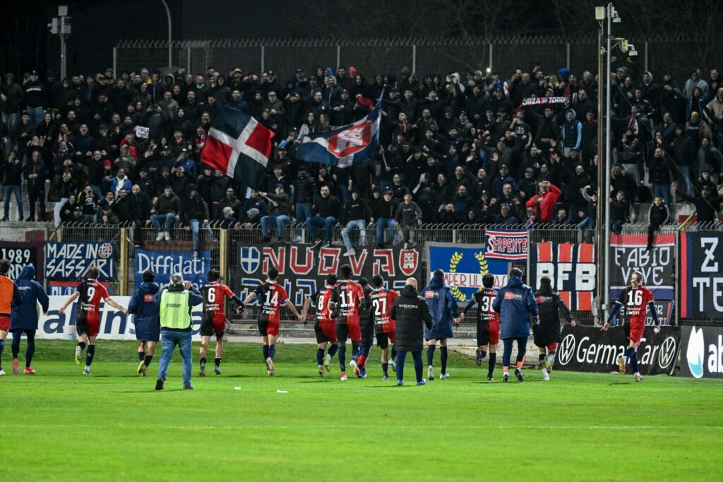La squadra della Torres festeggia con la Curva la vittoria contro il Guidonia Montecelio