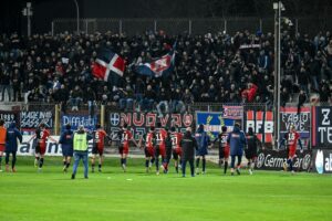 La squadra della Torres festeggia con la Curva la vittoria contro il Guidonia Montecelio