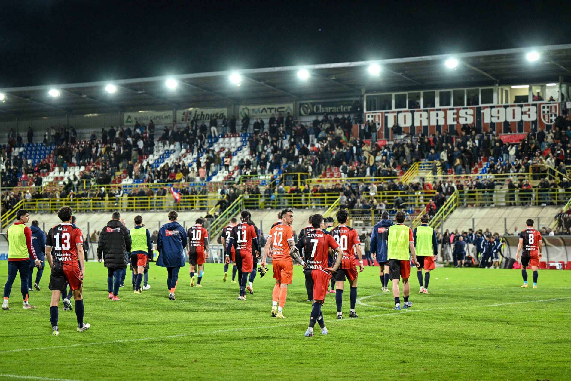 La squadra rossoblù va sotto la tribuna dopo il fischio finale della partita contro il Gubbio della scorsa stagione