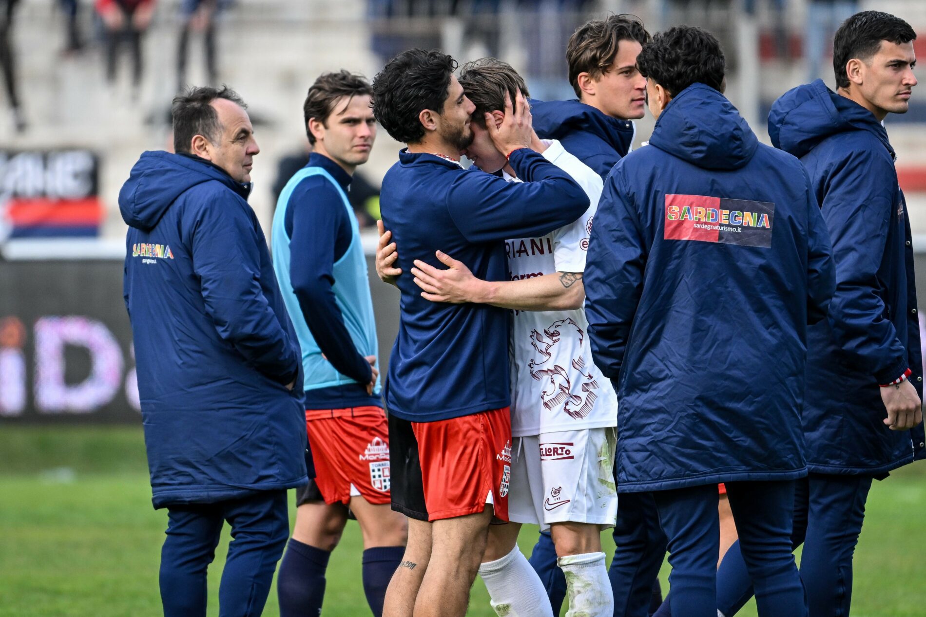 L'abbraccio fra Mastinu e Fischnaller al termine del match Torres-Ravenna