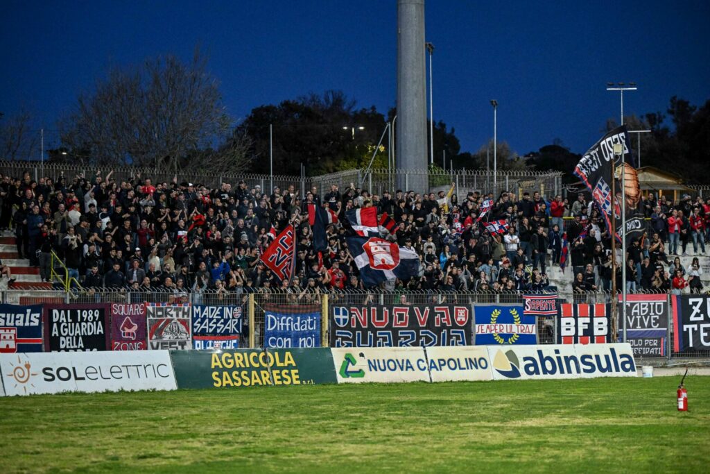 La Curva rossoblù nella gara casalinga della scorsa stagione contro il Gubbio