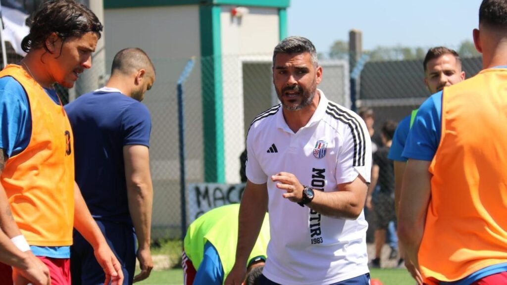 L'allenatore del Monastir, Marcello Angheleddu (Foto credits: calciocasteddu.it)