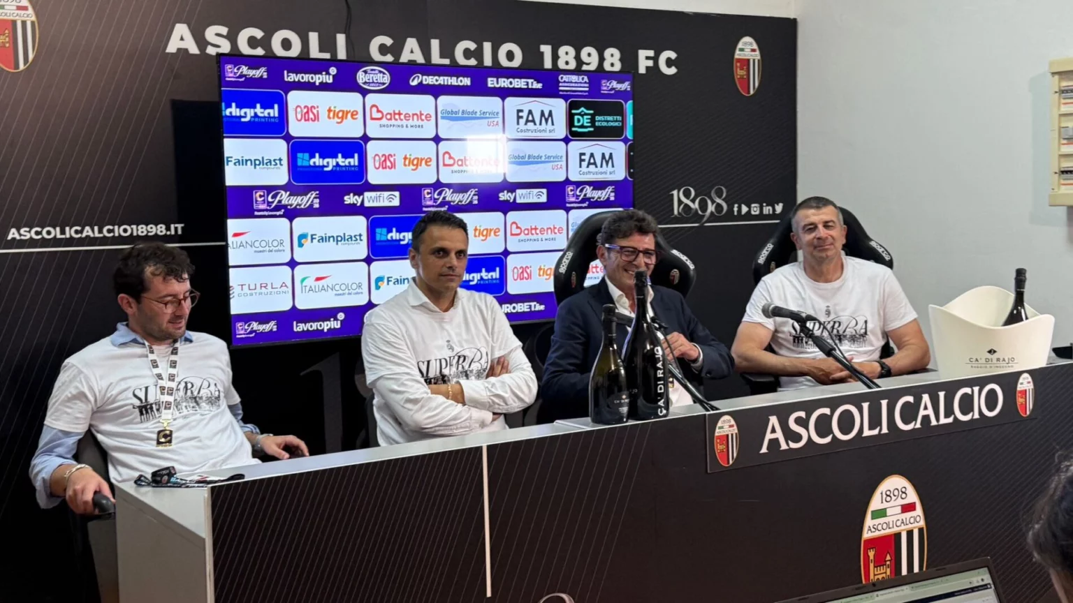 La dirigenza e l'allenatore dell'Ascoli