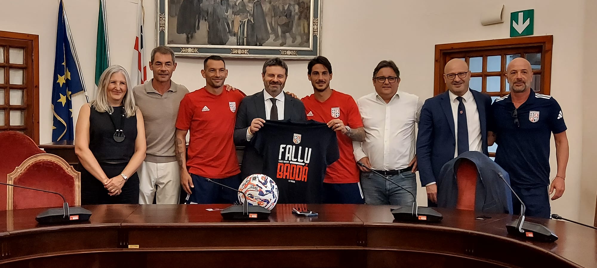 Da sinistra: l'assessora allo Sport, Nicoletta Puggioni; il presidente della Torres, Stefano Udassi; il capitano della Torres, Luigi Scotto; il sindaco di Sassari, Giuseppe Mascia; il vicecapitano della Torres, Giuseppe Mastinu; il patron della Torres, Pierluigi Pinna; il presidente del Consiglio Comunale di Sassari, Mario Pingerna; l'allenatore della Torres, Alfonso Greco. (Foto d'archivio. Credits: Torres)