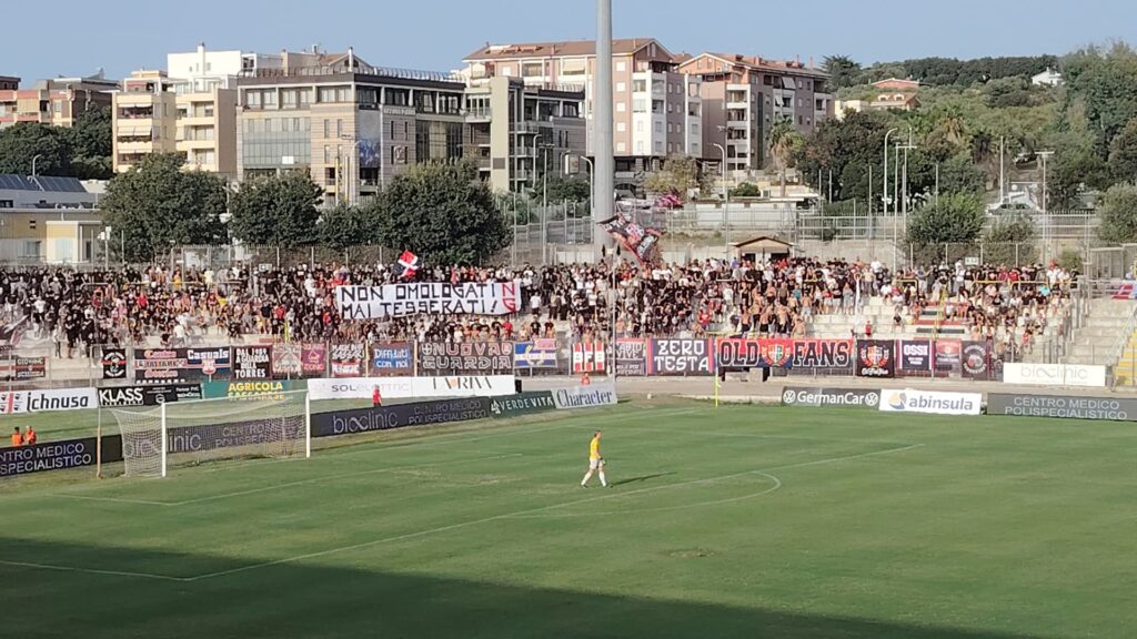 Lo striscione esposto durante la partita della Torres contro la Sambenedettese