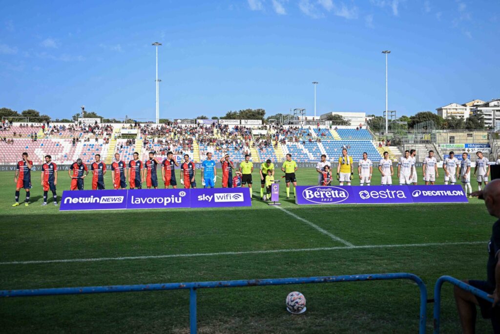 Le squadre in campo prima di Torres-Sambenedettese