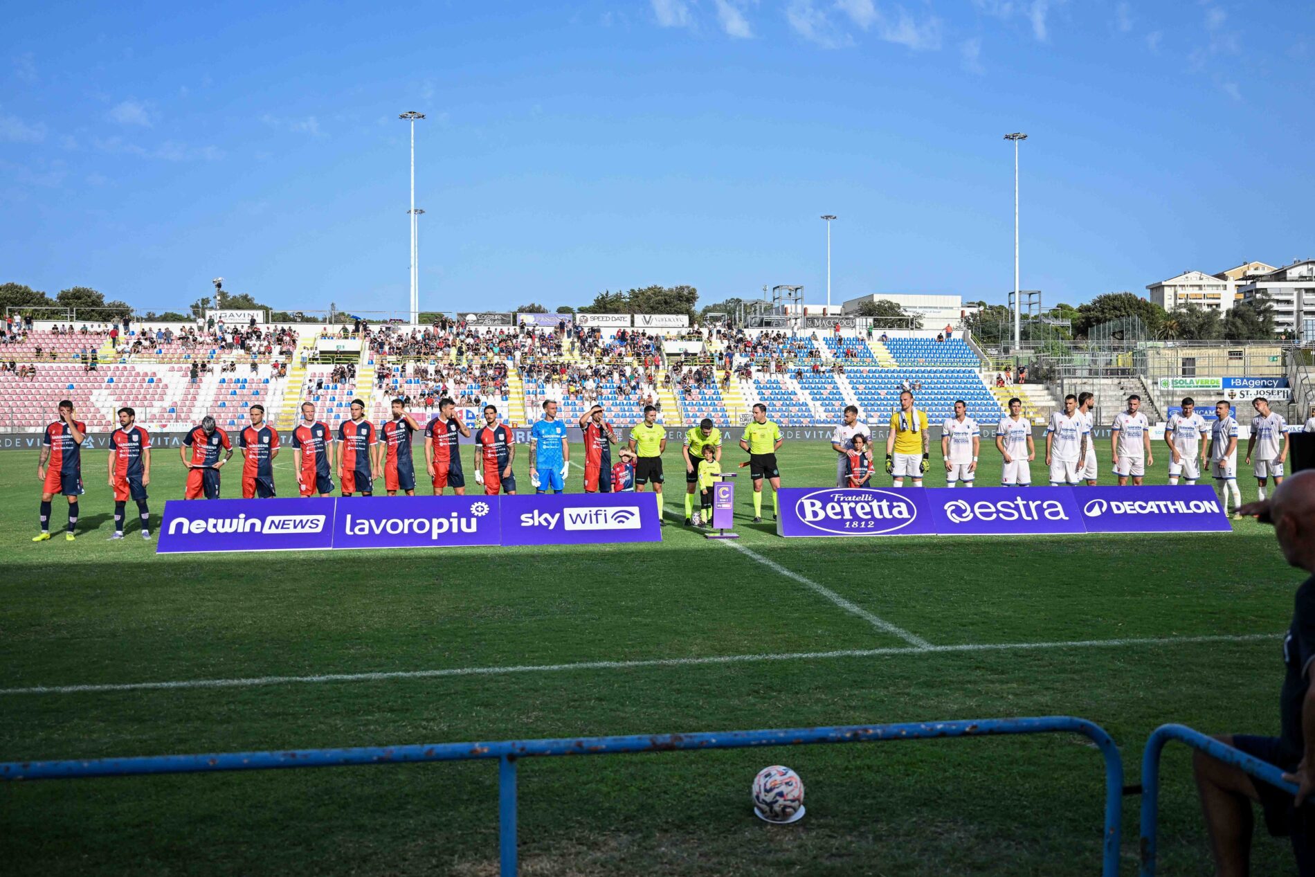 Le squadre in campo prima di Torres-Sambenedettese