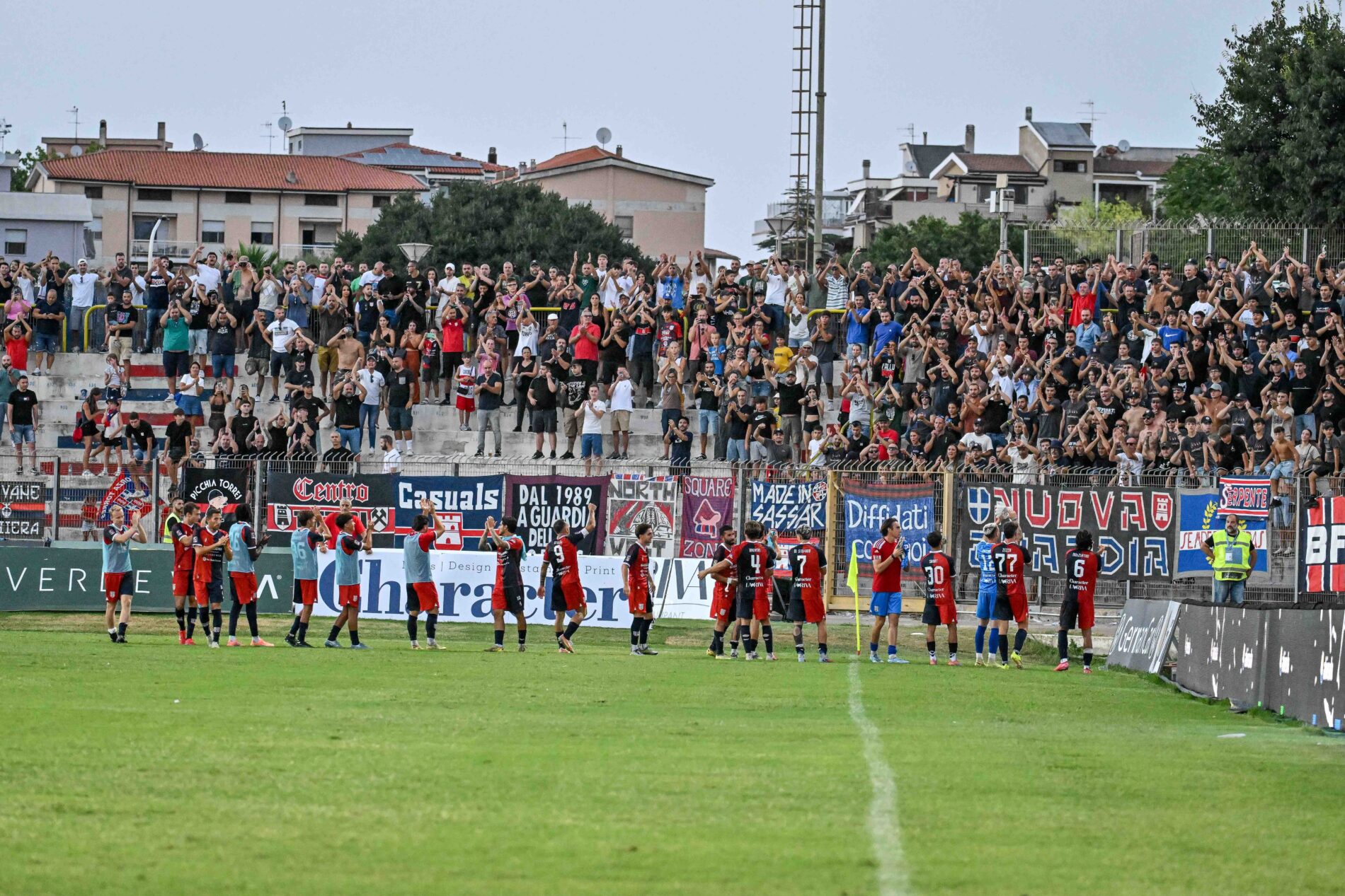 La squadra della Torres sotto la Curva dopo la sfida contro la Sambenedettese