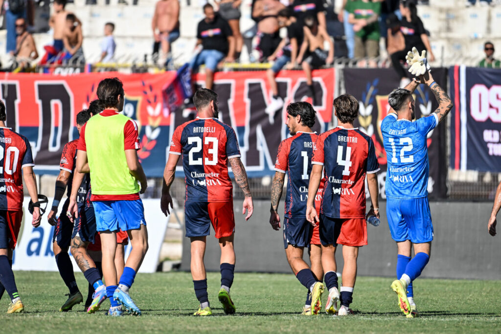 La squadra della Torres alla fine del match contro il Vado