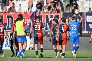 La squadra della Torres alla fine del match contro il Vado