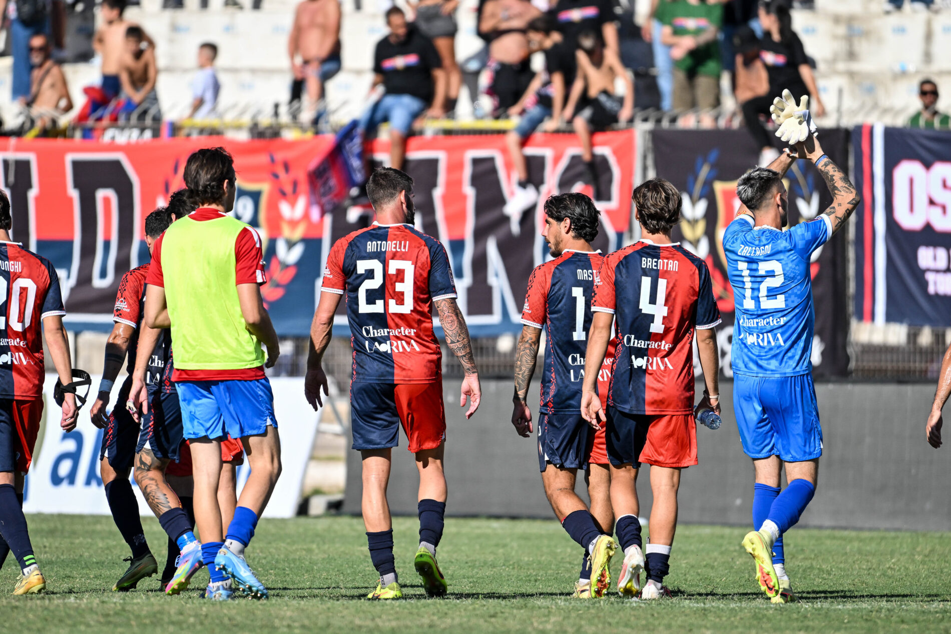 La squadra della Torres alla fine del match contro il Vado