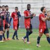 I giocatori rossoblù salutano la curva dopo il match contro l'Arezzo